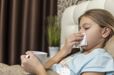 Koyu saçlı, yatakta hasta bir kız. yüksek kalite