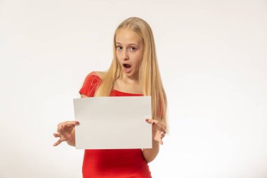 Sarı saçlı, kırmızı elbiseli genç kız elinde kağıt tutuyor. yüksek kalite