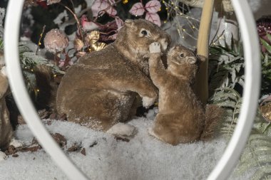 Karda oyuncak sincap. Noel kurulumu. yüksek kalite