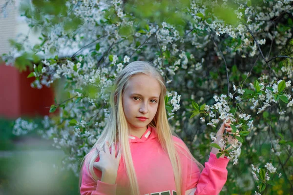 Portré Egy Szőke Hajú Tinédzser Lányról Egy Kora Tavaszi Parkban — Stock Fotó