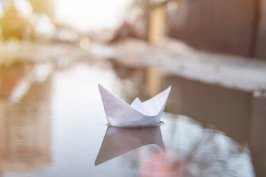 Su birikintisinde bir tekne. Baharın başı. yakın plan