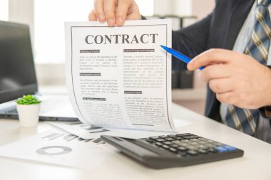 İş adamı kontratı gösterir. Kısmi odaklanma yakın plan