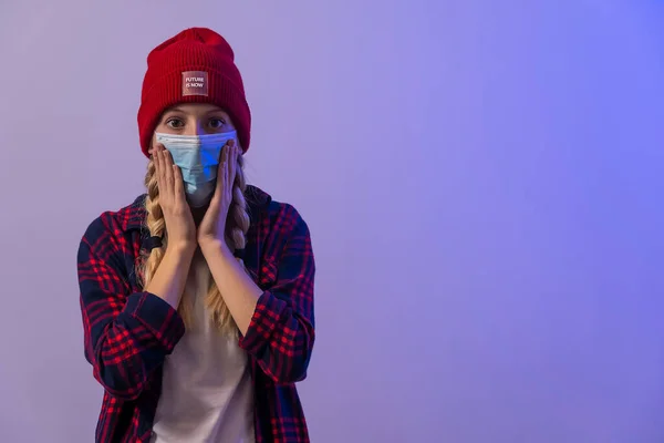 Chica Con Una Gorra Roja Una Máscara Coronavirus Sobre Fondo — Foto de Stock