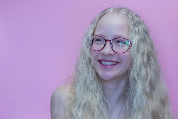 Kırmızı Gözlüklü Kıvırcık Saçlı Güzel Bir Genç Kızın Portresi — Stok fotoğraf