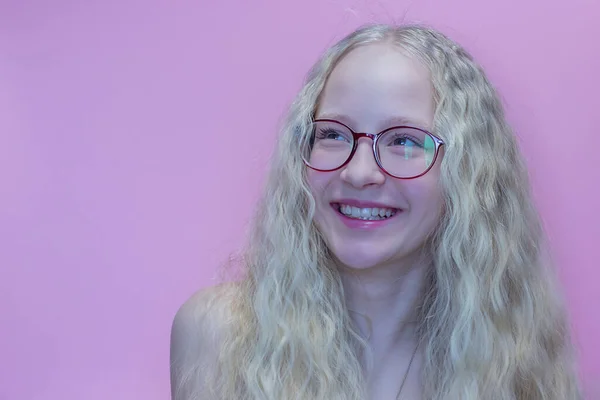 Portret Van Een Mooi Tienermeisje Rode Bril Met Blond Wervelend — Stockfoto