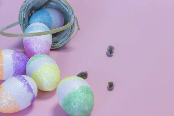 Pequeña Canasta Con Huevos Pascua Sobre Fondo Rosa Concepto Vacaciones — Foto de Stock