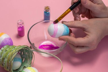 Paskalya yumurtalarını boyamak için kadın eli. Paskalya tatili konsepti