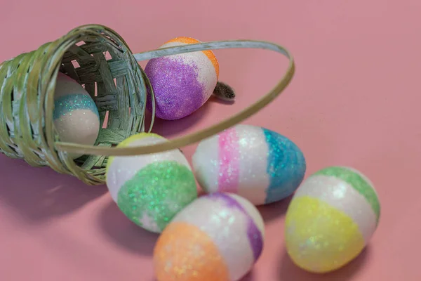 Pequeña Canasta Con Huevos Pascua Sobre Fondo Rosa Concepto Vacaciones —  Fotos de Stock