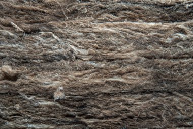 Isı yalıtımı için yalıtım lifini kapatın. Plastik şişeden yapılmış geri dönüşüm malzemesi