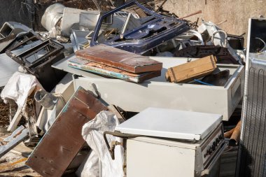 Kullanılan Elektronik ve Ev Malzemeleri Yığını Yeniden Kullanım ve Geri Dönüşüm için Kırıldı veya Hasar Verildi