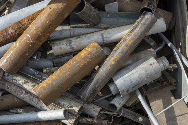 Demiryolu vagonunda hurda metalle dolu insansız hava aracı. Metal geri dönüşümü.