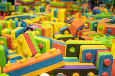 Geliştirme merkezinde çocuk inşaatı için yumuşak bloklar.