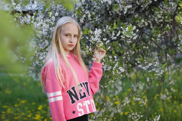 Csinos Tini Lány Pózol Kertben Közel Virágfához Fehér Virágokkal Tavasz — Stock Fotó