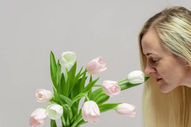 Lale desenli güzel sarışın kadın. Bahar portresi.