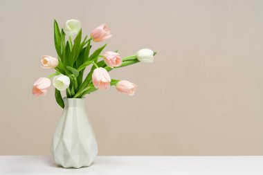 Açık mavi arkaplanda beyaz vazoda pembe laleler. Tatil arka planı, kopyalama alanı. Sevgililer Günü, Anneler Günü, Doğum günü konsepti.