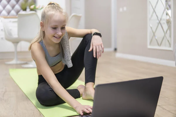 Young Attractive Girl Resting Fitness Home Looking Laptop Quarantine Fitness — Foto de Stock