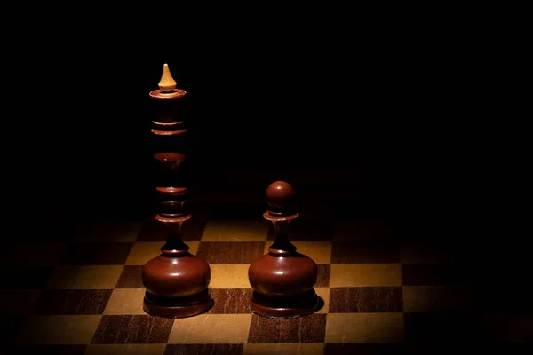 Παλιό Σκάκι Πιόνι Και Βασίλισσα Σκοτεινό Φόντο — Φωτογραφία Αρχείου