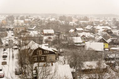Tepeden köy manzarası. Evlerin çatıları karla kaplı. kış.