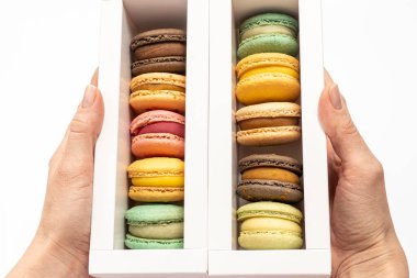 Eller iki kutu badem kurabiyesi tutsun. yüksek kalite