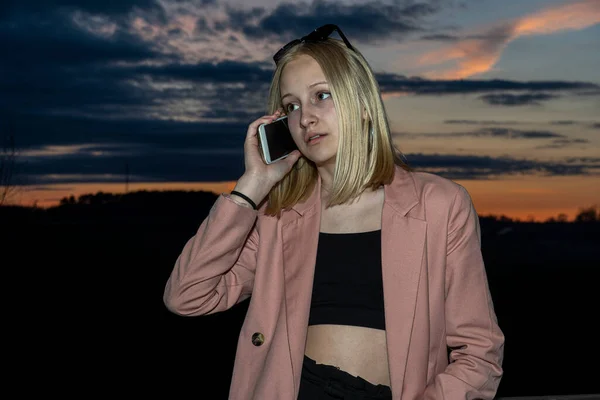 Ailesiyle Telefonda Konuşan Mutlu Genç Bir Kız Gün Batımında Telefonu — Stok fotoğraf