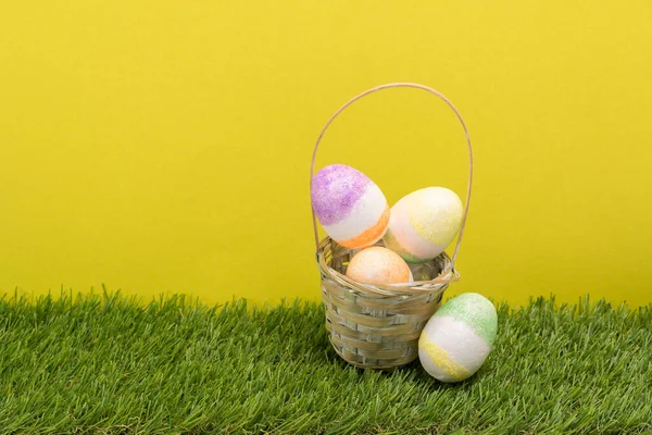 Cesta Con Huevos Pascua Sobre Fondo Amarillo Hierba Espacio Para —  Fotos de Stock