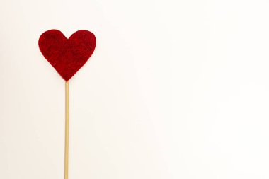 Beyaz bir arka planda kırmızı bir kalp. Konsept doğum günü ve Sevgililer Günü. Metin için yer