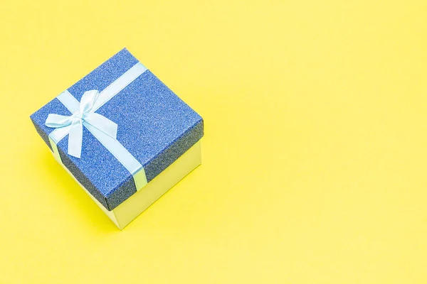 Caixa Presente Decorativa Com Laço Azul Fita Longa Mensagem Dia — Fotografia de Stock