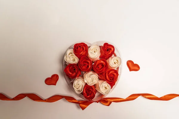 Rosas Uma Caixa Corações Fita Vermelha Fundo Branco Conceito Dia — Fotografia de Stock