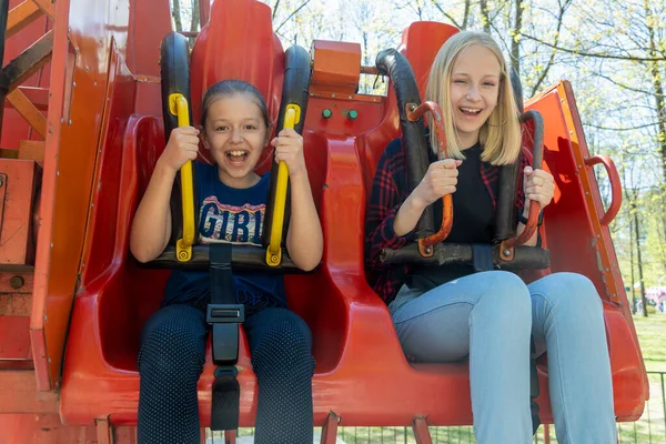 Két Lány Sikoltozik Nevet Vidámparkban — Stock Fotó