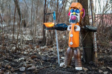 Geri dönüştürülmüş plastikten yapılmış komik bebek süsleme için plastik bir şişeden yapılır. Geri dönüştürülmüş plastik şişe.