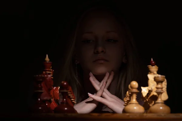 Κορίτσι Κοιτάζει Προσεκτικά Σκακιέρα Σκοτεινό Φόντο Παλιό Σκάκι Επιχειρηματική Ιδέα — Φωτογραφία Αρχείου