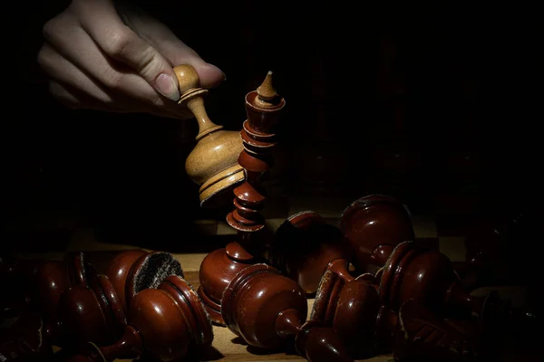 Mano Femenina Jugando Ajedrez Venciendo Rey Sobre Fondo Oscuro Ajedrez — Foto de Stock