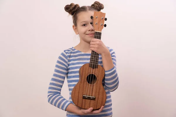 Tini Lány Kezében Egy Gitár Ukulele Nevetés Egy Könnyű Háttér — Stock Fotó