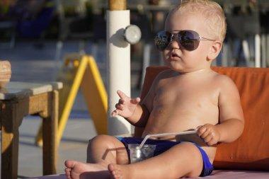 Çocuk dinleniyor ve meyve suyu içiyor..