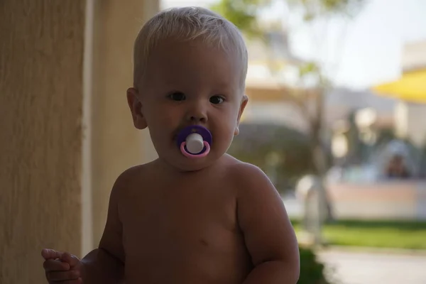 Liten Pojke Med Blont Hår Och Napphållare Ett Hotell Vid — Stockfoto