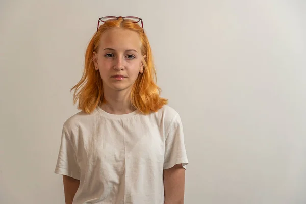 Portrét Dospívající Dívky Rudými Vlasy Bílým Tričkem Světlém Pozadí — Stock fotografie