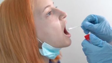 Bir tıp çalışanı bir kıza koronavirüs bulaştırır. Covid-19 için ağız çubuğu.