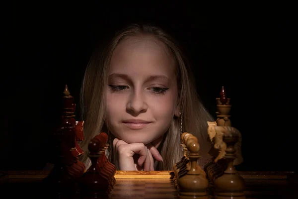 Девушка Задумчиво Смотрит Шахматную Доску Темном Фоне Старые Шахматы Бизнес — стоковое фото