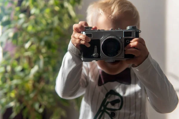 Little Boy Blonde Hair Take Pictures Retro Camera — Stock Photo, Image
