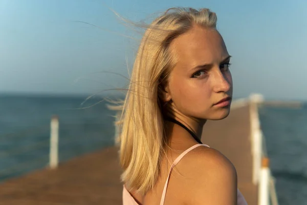 Dívka Teenager Blond Vlasy Stojí Molu Moře — Stock fotografie