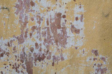 Çatlak boyalı eski sarı duvarın arka planı.