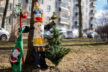 Bir ağacın yanındaki boş plastik şişelerden yapılmış oyuncak bebek. Plastik geri dönüşüm kavramı