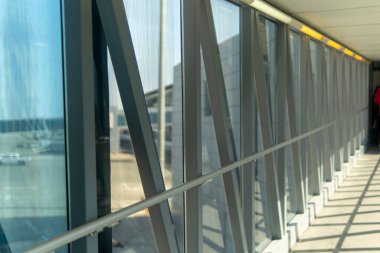 Güneşli bir günde havaalanına açılan terminal pencereleri.