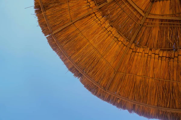 在蓝天的背景上 部分茅草屋顶呈圆形 — 图库照片