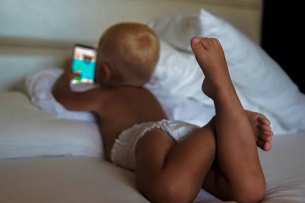 Niño Pequeño Con Pelo Rubio Acostado Cama Jugando Con Teléfono — Foto de Stock