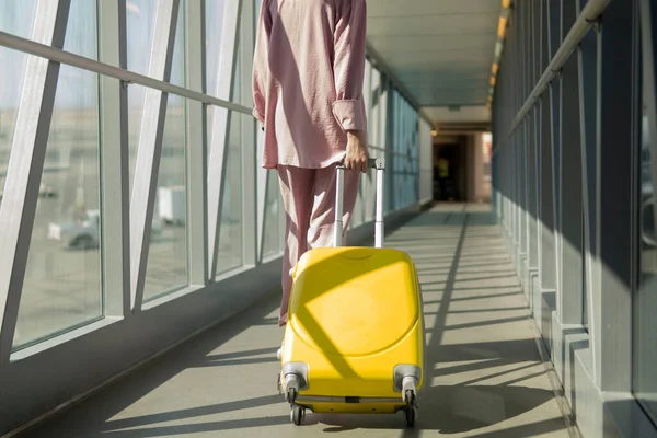 Ragazza Con Una Valigia Gialla Piedi Attraverso Terminal Aeroporto — Foto Stock