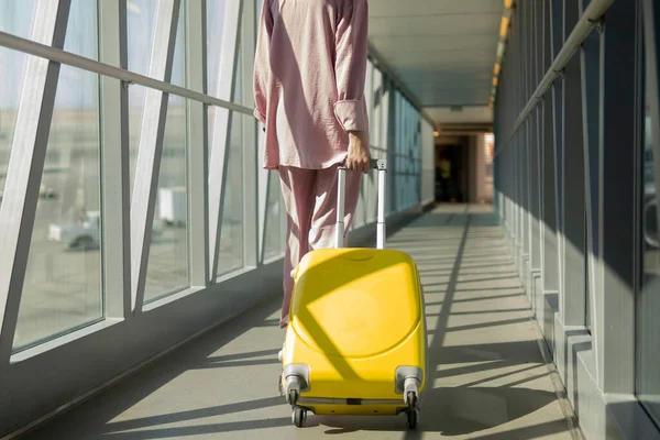 Mädchen Mit Gelbem Koffer Läuft Durch Das Terminal Zum Flughafen — Stockfoto