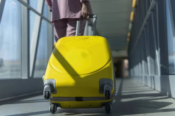 Mädchen Mit Gelbem Koffer Läuft Durch Das Terminal Zum Flughafen — Stockfoto