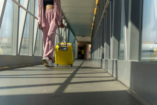 Ragazza Con Una Valigia Gialla Piedi Attraverso Terminal Aeroporto — Foto Stock