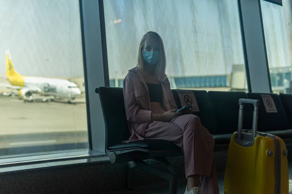 Menina Com Uma Mala Amarela Sentar Esperar Aeroporto — Fotografia de Stock